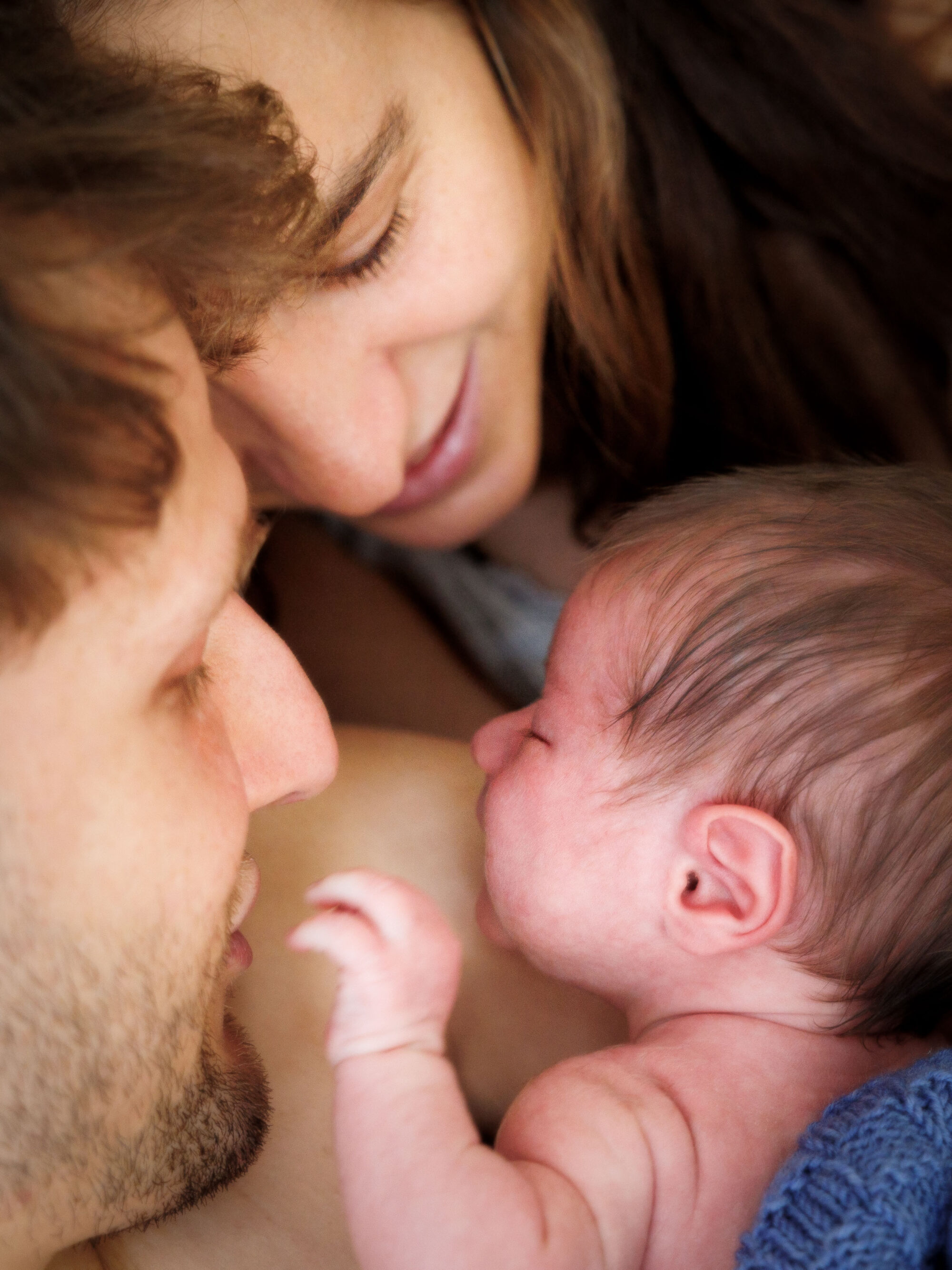 Nahaufnahme, Eltern mit ihrem kleinen Baby , alle Gesichter ganz nah beieinander,